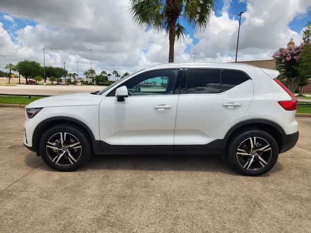 2025 Volvo XC40 Core Bright Theme