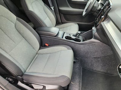 2025 Volvo XC40 Core Bright Theme