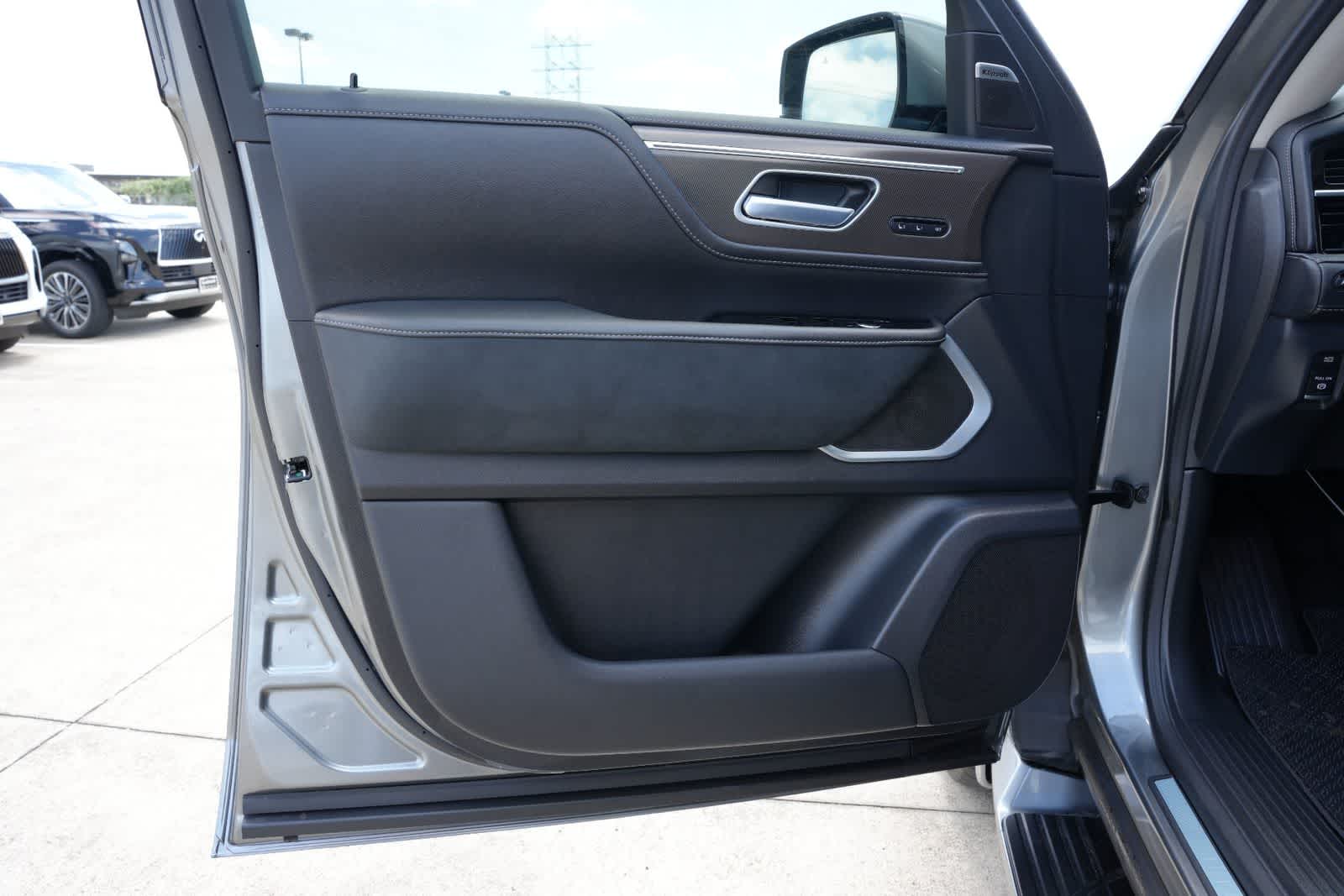 2027 INFINITI QX80 LUXE