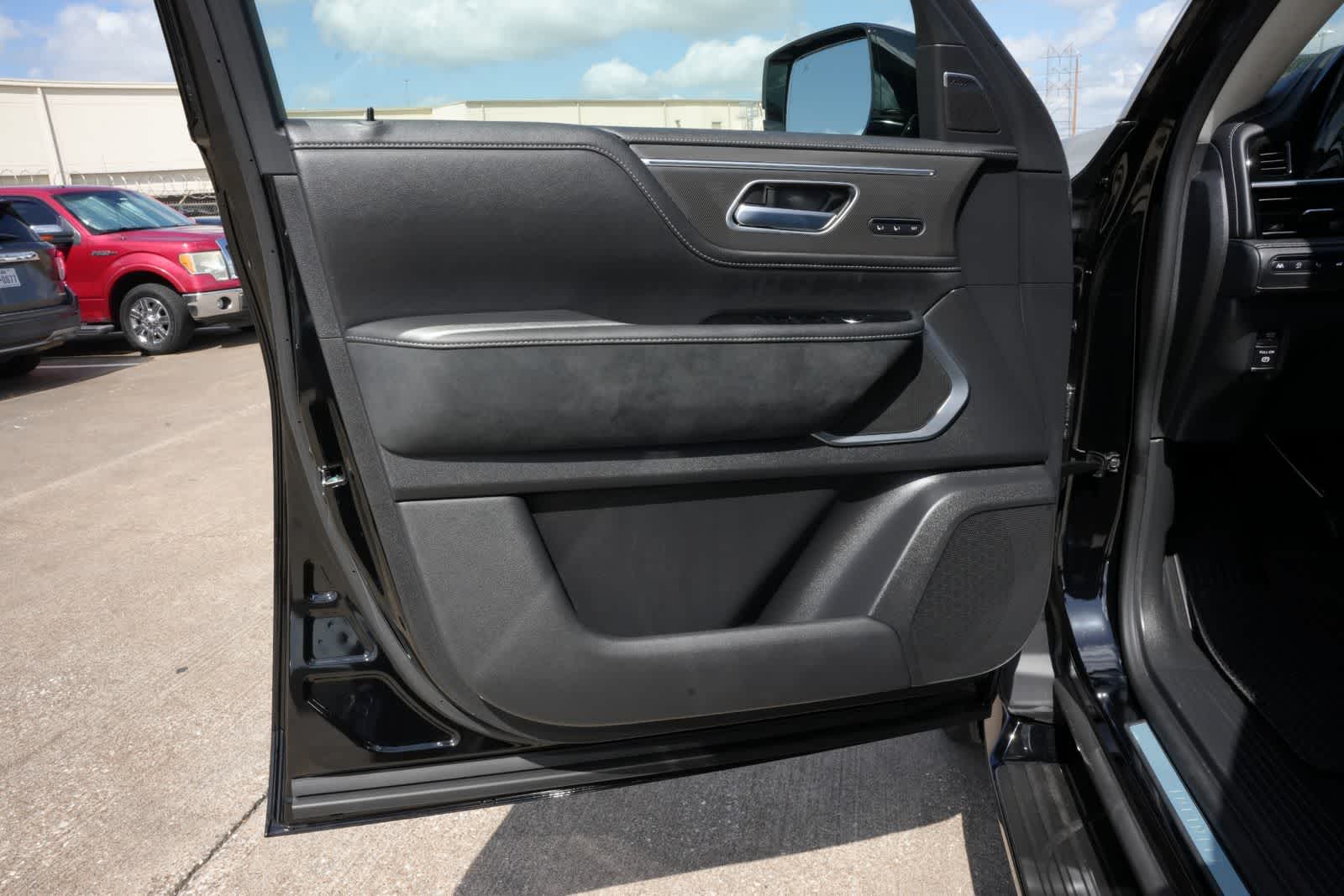 2027 INFINITI QX80 LUXE