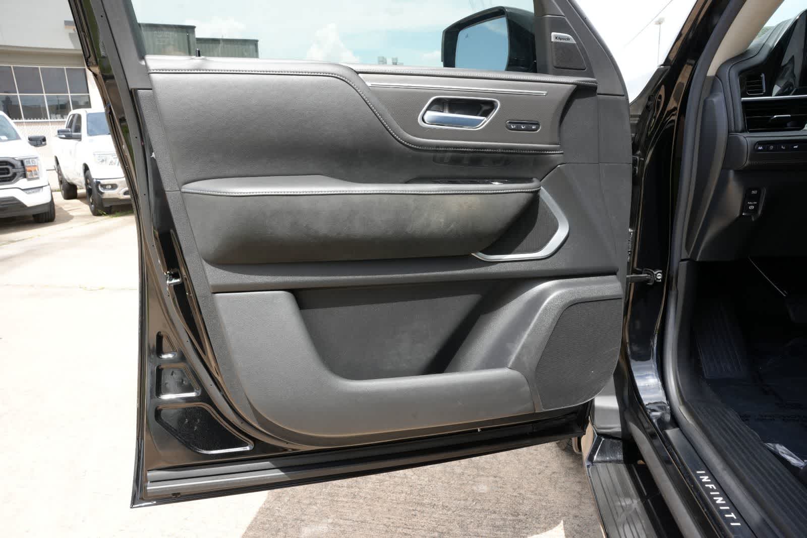 2025 INFINITI QX80 LUXE